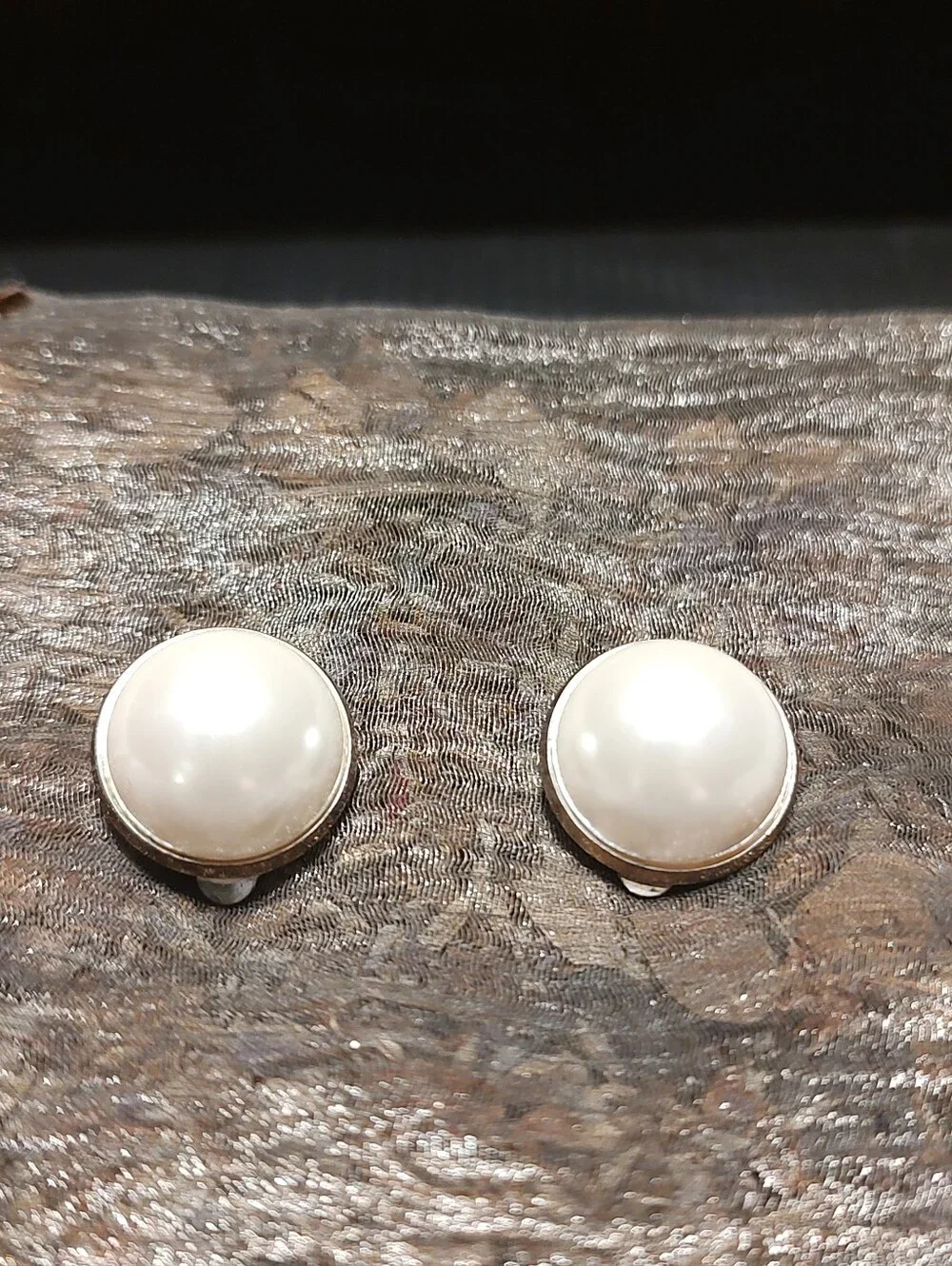🍒🤍🍒 Timeless Retro Style Cream Ivory Domed Faux Pearl & Gold Earrings